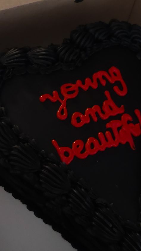 Torta negra en forma de corazón con la frase young and beautiful de Lana del Rey en rojo. Black cake heart shaped. Lana Del Rey Birthday Cake, Lana Del Rey Cake, Seventeen Birthday, Birthday 19, Seventeenth Birthday, Birthday Pic, Black Cake, Lana Del Rey Lyrics, 16 Birthday Cake