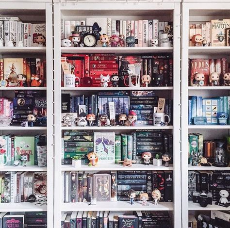 Bookshelf and funko pop Beautiful Bookshelf, Bookshelf Inspiration, Dream Library, Casa Vintage, Home Libraries, Home Library, Book Shelf, Funko Pops, Book Nooks