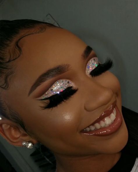 pinterest : @kjvougee ‘ ❣️ follow for more poppin’ pins! 🧸 #makeup 🧜🏾‍♀️ Birthday Makeup Looks, Glitter Makeup Looks, Natural Everyday Makeup, Prom Makeup Looks, Makeup For Black Skin, Cut Crease Makeup, Brown Skin Makeup, Glam Makeup Look, Dope Makeup