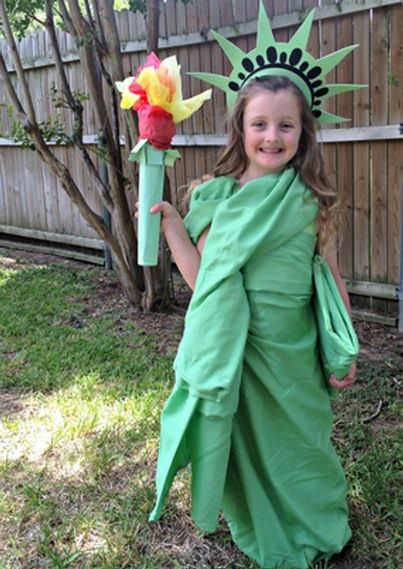 Lady Liberty Halloween costume out of a bed sheet Dynamos Costume, Diy Statue Of Liberty Costume, Diy Halloween Girls, Statue Of Liberty Costume, Diy Halloween Costumes For Girls, Halloween Costumes Women Creative, Costume Unique, Easy Girl, Halloween Couples