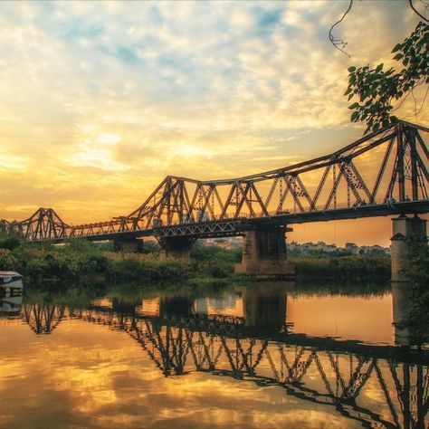 Image of the Long Bien Bridge in Hanoi, Vietnam during sunrise Lakeside Cafe, Ho Chi Minh Trail, Hanoi Old Quarter, Ancient Houses, Famous Bridges, Ancient Village, Scenic Roads, Architecture Painting, Hanoi Vietnam