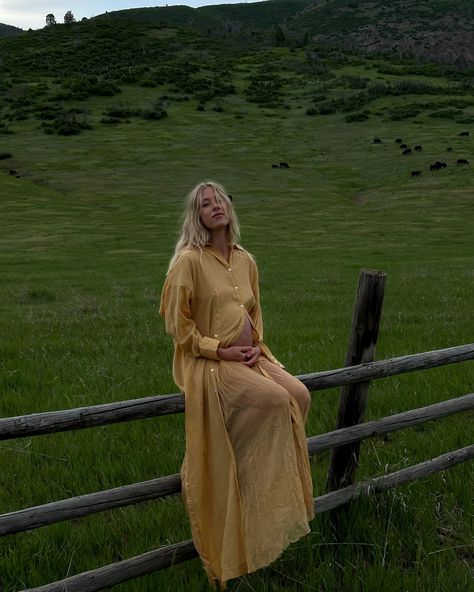 belly in the meadow to welcome in the final month 9💛 Bold Maternity Photos, Maternity Editorial Photography, Vintage Pregnancy Pictures, Hippie Mom Aesthetic, Wild Pregnancy, Ethereal Maternity Shoot, Western Maternity Shoot, Maternity Dresses Winter, Aesthetic Pregnancy