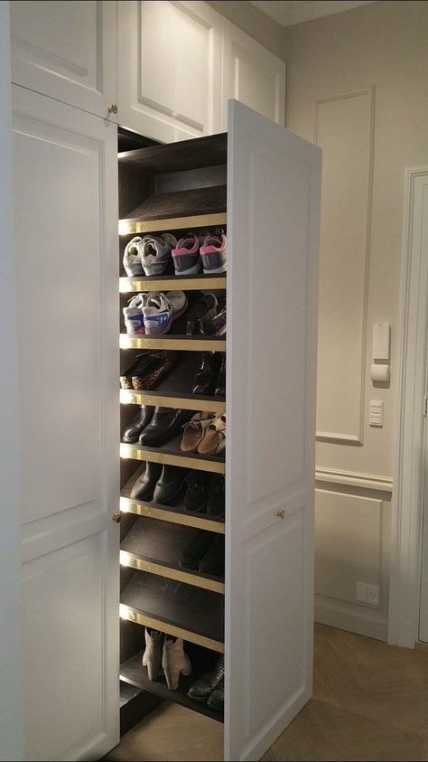 Mud Room Ideas Shoes, Shoe Storage Wardrobe Ideas, Luxury Mudroom Ideas, Shoe Storage In Laundry Room, Laundry Shoe Storage, Bootroom Shoe Storage, Mudroom Closet Design, Mudroom With Shoe Storage, Bootroom Storage Ideas