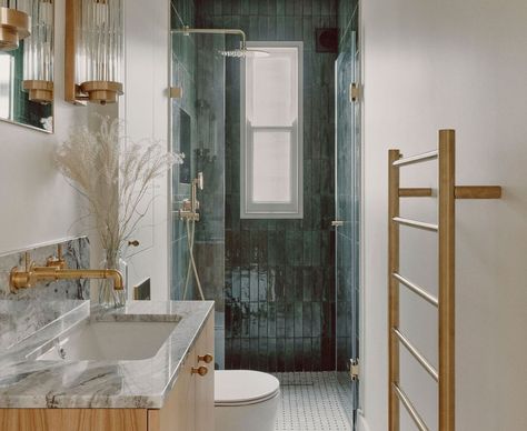 Small Bathrooms Decor, Long Bathrooms Ideas, Narrow Bathroom Ideas, Narrow Bathroom Layout, Small Narrow Bathroom, Long Narrow Bathroom, Narrow Bathroom Designs, Bathrooms Decor, Small Space Bathroom Design