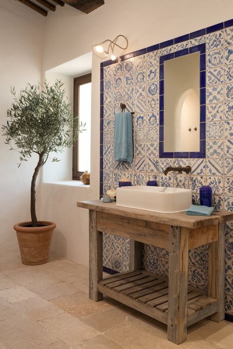 14 Tuscan Bathrooms Showcasing Authentic Style and Tranquility - My Decor Inspo Medditeranean Style Bathroom, Limewash Bathroom, Spanish Bathroom Hacienda Style, Hacienda Bathroom, Spanish Style Bathrooms Mexico, Mexican Style Bathroom, Ranch Bathroom, Boho Chic House, Mexican Tile Bathroom