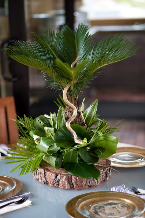 Image Jungle Table Centerpieces, Safari First Birthday Party, Tropisk Fest, Safari Centerpieces, Safari First Birthday, Safari Baby Shower Boy, Tropical Table, Baby Shower Ideas For Boys, Jungle Wedding