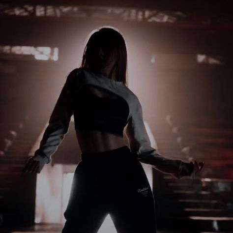 Dancing Dark Aesthetic, Kpop Dancers Aesthetic, Back Up Dancer Aesthetic, Dancer On Stage Aesthetic, Dance Workout Aesthetic, Dancer Aesthetic Jazz, Dancer Girl Aesthetic, Dance Pics Poses, Afro Dance Aesthetic