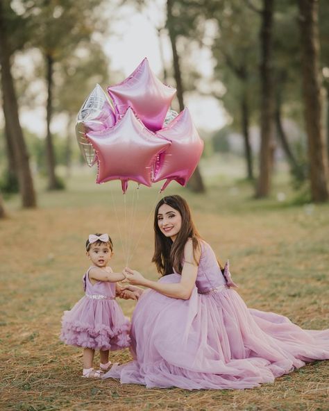 Mom And Daughter Birthday Dress, Child Image, Baby Captions, Long Skirt And Top, Mom Daughter Outfits, Family Photoshoot Poses, Daughter Outfits, Shadi Dresses, Girls Party Wear