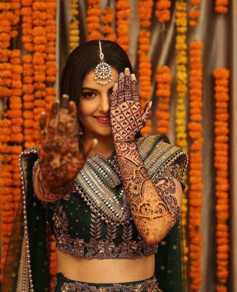 Without some creative mehendi poses, the photography session of the mehendi cannot be complete. Here are the Most beautiful and unique mehendi portraits ideas for brides. #shaadisaga #indianwedding #mehendiposeforbride #mehendiposewithfriends #mehendiposeforbridewithsister #mehendiposephotography #mehendiposebridal #mehendiposecouple #mehendiposephotoshoot #mehendiposegirls #mehendiposeindianbride #mehendiposeindianbridal #mehendiposegroom #mehendiposeideas #mehendiportrait Mehendi Photography Bridal, Mehendi Photoshoot, Haldi Poses For Bride, Bridal Mehendi Designs Wedding, Haldi Photoshoot, Mehendi Photography, शादी की तस्वीरें, Indian Bride Poses, Indian Bride Photography Poses