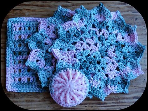 [Free Pattern] The Easiest And Quickest Flower Dishcloth Ever! - Knit And Crochet Daily Flower Dishcloth, Crochet Washcloths, Crochet Puff Flower, Kitchen Crochet, Dishcloth Crochet Pattern, Crochet Flowers Free Pattern, Washcloth Pattern, Crochet Dishcloth, Crochet Washcloth