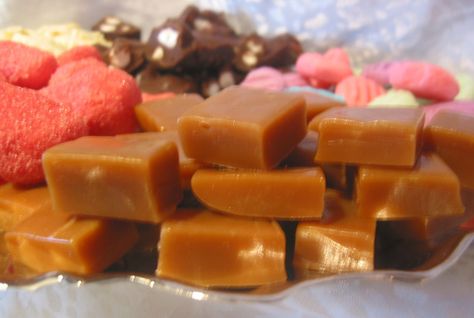 Old Fashioned Macintosh Toffee Mackintosh Toffee Recipe, Macintosh Toffee Recipes, Soft Toffee Recipe, Witcher Food, English Toffee Recipe, Soft Toffee, Homemade Toffee, Recipe Cookies, Toffee Recipe