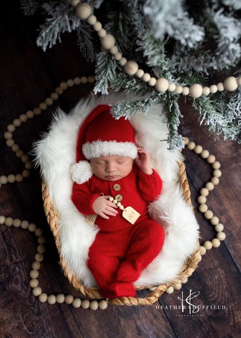 December Baby Pictures, 1 Month Old Christmas Pictures, November Newborn Photoshoot, Newborn Baby Christmas Pictures, December Newborn Pictures, Newborn Photography Boy Christmas, Christmas Infant Photoshoot, Diy Newborn Christmas Photos, Infant Christmas Pictures