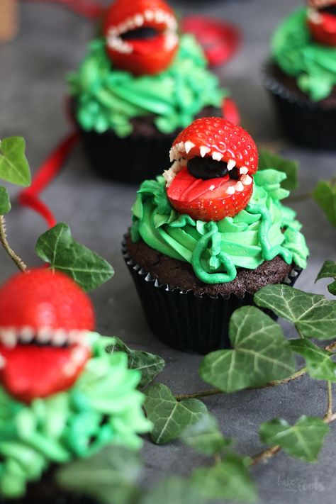 Easy Halloween Food Ideas, German Buttercream, What To Bake, Audrey 2, Strawberry Poke Cakes, Postres Halloween, Halloween Apples, Spooky Ideas, Dulces Halloween