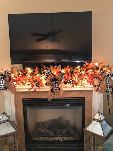 Fireplace Swag, Porche Halloween, Fall Fireplace Decor, Fall Mantle Decor, Fireplace Garland, Fall Deco Mesh Wreath, Fall Decor Wreaths, Fall Fireplace, Fall Swags