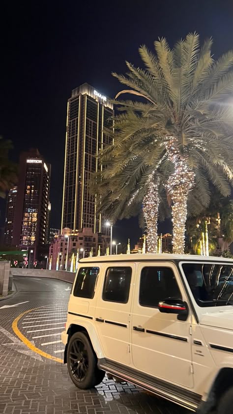 Dubai Nightlife, Wealthy Lifestyle Luxury, Dubai Vacation, Dubai Aesthetic, Dream Cars Mercedes, New Money, Night Scenery, Pretty Landscapes, Dubai Travel