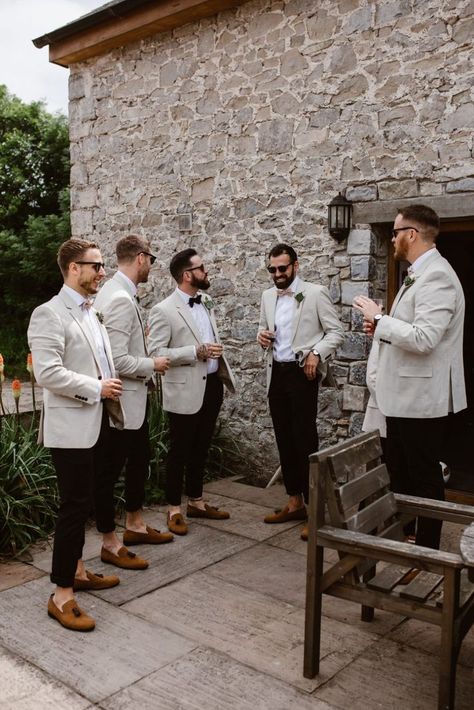 Beach Wedding Groom, Summer Wedding Suits, Wedding Groomsmen Attire, Casual Grooms, Mens Wedding Attire, Groom Wedding Attire, Groomsmen Outfits, Festival Bride, Groom And Groomsmen Attire