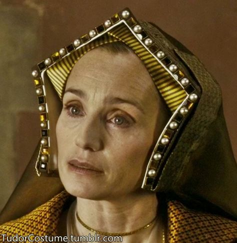 Elizabeth Howard The Other Boleyn Girl, a fine example of a Gabled hood French Hoods, Gable Hood, The Other Boleyn, Mary Boleyn, Elizabethan Fashion, Tudor England, Katherine Howard, Tudor Fashion, Historical Hats