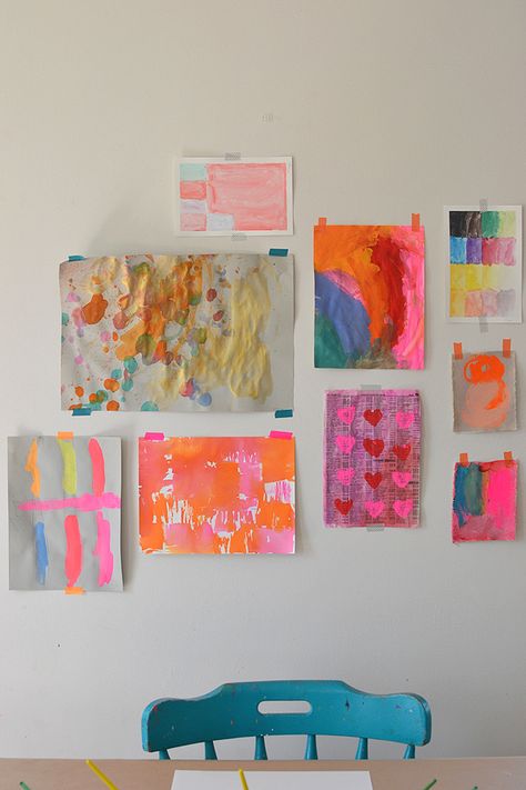 hang up a gallery wall of kids art with washi tape Kids Art Display Wall, Classroom Art Display, Kids Art Space, Art Pictures Ideas, Art Display Wall, Kids Art Galleries, Art Display Kids, Art Studio At Home, Art Bar