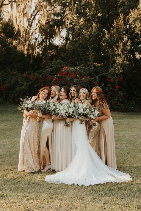 Bridal Party Photos Group Shots, Husband Wife Photo, Bride And Bridesmaid Pictures, Effortless Wedding, Wedding Group Photos, Wedding Party Poses, Wedding Photo List, Bridesmaid Poses, Bridal Party Poses