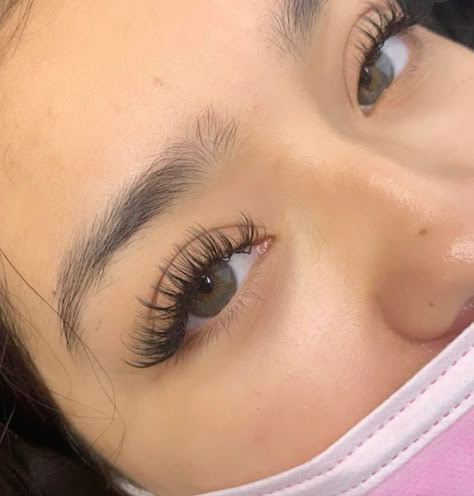 Wet Set inspired look Kyle Jenner Lash Extensions, Kylie Wet Set Lashes, Cateye Eyelashes Extensions Natural, Wet Lash Extensions Styles, Doll Eye Extensions, Natural Cateye Lashes Extensions, Wet And Wispy Lash Extensions, Classic Cateye Lashes, Wispy Wet Set Lash Extensions