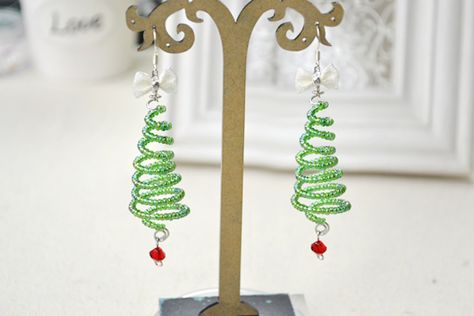 How to maike wire Christmas tree earrings Wire Christmas Tree, How To Make Christmas Tree, Beading Crafts, Tree Earrings, Christmas Tree Earrings, Beaded Christmas Ornaments, Christmas Bead, Family Crafts, Handmade Wire Wrapped