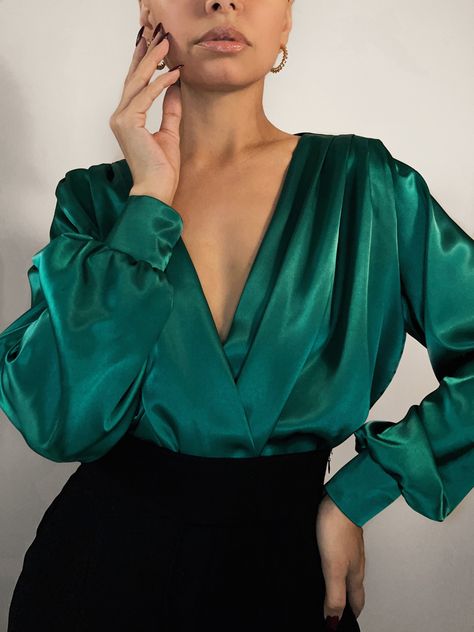 Silk Longsleeves Outfit Women, Patterned Silk Blouse, Draped Blouse Outfit, Silk Top Outfit Casual, Silk Green Shirt Outfit, Green Silk Blouse Outfit, Silk Blouse Outfit Casual, Silk Shirts For Women Classy, Green Satin Blouse Outfit