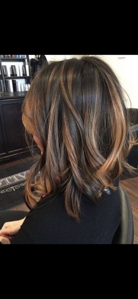 Fall Colors Hair Short, Brown Hair For Fall 2023, Dark With Highlights And Lowlights, Rebecca Jarvis Hair, Long Bob Caramel Highlights, Hair Color Ideas For Brunettes For Fall Caramel Highlights Short, Bob Highlights Brunette, Brunette Fall Hair 2023 Short, Caramel Balayage On Dark Hair Short