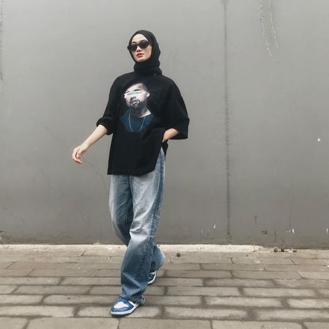 Baggy Outfits Hijab, Loose Jeans Outfit Hijab, Baggy Jeans Outfit Hijab, Loose Hijab, Black Tshirt Outfit, Outfit Ideas Hijab, Baggy Outfit Ideas, Jeans And T Shirt Outfit, Oversize Tshirt Outfits