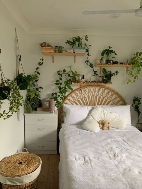 Beach And Plants Bedroom, Bedroom Decor Plant Theme, Calm Room Aesthetic Comfy, Bedroom Ideas Plant Aesthetic, Cute Plant Bedroom, Bedroom Ideas Plants Boho, Boho Plant Bedroom Ideas, Luxury Bedroom With Plants, White Plant Bedroom Aesthetic