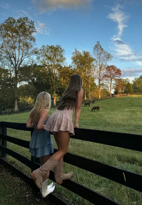 Country Family Aesthetic, Western Life, Country Lifestyle, Western Girl, Ranch Life, Girls World, Friend Photoshoot, Summer Dream, Photoshoot Poses