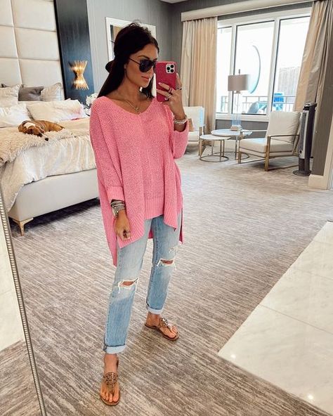 The Mint Julep Boutique on Instagram: "the perfect pop of pink ✨💗 📷 @livingmybeststyle Don't Waste A Moment Candy Pink Oversized Sweater" Katy Roach Outfits, Comfy Winter Outfits Casual, Hot Momma Outfits, Chilly Beach Day Outfit, Cute Cozy Fall Outfits, Womens Office Fashion, Work From Home Outfits Women, Simple Mom Outfits, Joanna Gaines Outfits