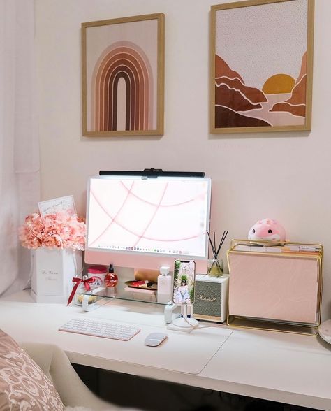 Check out this photo from rossasok Desk Inspo Pink, Pink And Gold Desk, Modern Desk Ideas, Pink Imac, Pink Desk Decor, Imac Desk, College Desk, Desk Idea, Gold Desk