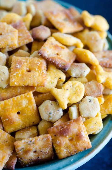 Cracker Mix With Ranch, Salty Snack For Party, Oyster Cracker Snack Mix Recipes, Snacks For Tailgating, Snack Supper Ideas, Float Trip Snacks, Salty Snacks For Party Finger Foods, Pool Snacks For Adults, Oyster Crackers Recipe