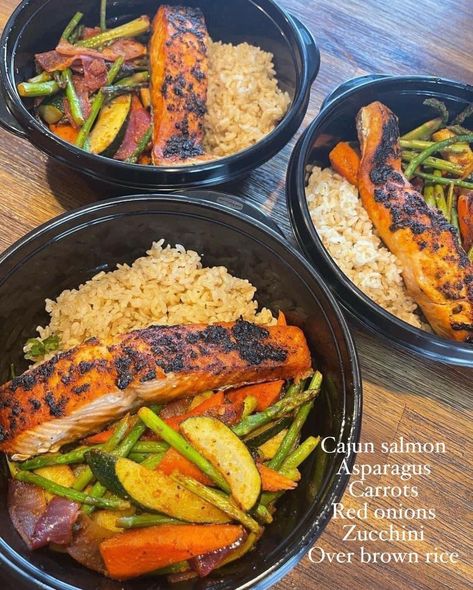 Fish Prep Meals, Simple Pescatarian Meal Prep, Clean Eating Food Prep, Healthy Eating Pescatarian, Healthy Pescatarian Dinner Recipes, Fruit And Veggie Meal Prep, Asparagus And Carrots Recipes, Pescetarian Meal Prep, Healthy Salmon Lunch Ideas