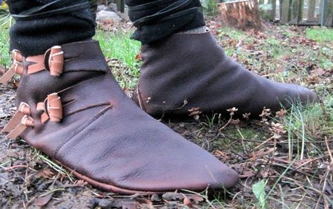 Dorestad: Old Norse Reproduction Handmade Leather Shoe by Barefoot Cordwainer on Etsy    A while ago, while browsing Etsy.com , I di... Viking Clothes, Medieval Shoes, Viking Books, Hipster Shoes, Viking Shoes, Viking Garb, Sca Garb, Slippers Boots, Viking Clothing