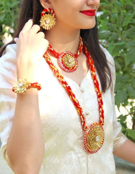 Bridal Floral Jewellery, Floral Jewellery For Haldi, Jewellery For Haldi, Mehendi Function, Fresh Flower Jewelry, Wedding Flower Jewelry, Diy Fabric Jewellery, Bridal Jewelery, Gotta Patti