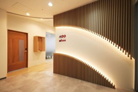 Wooden Wall Design, Office Wall Design, Lobby Interior Design, Cladding Design, Wall Decoration Ideas, Clinic Interior Design, Wall Panel Design, Lobby Interior, Door Design Modern