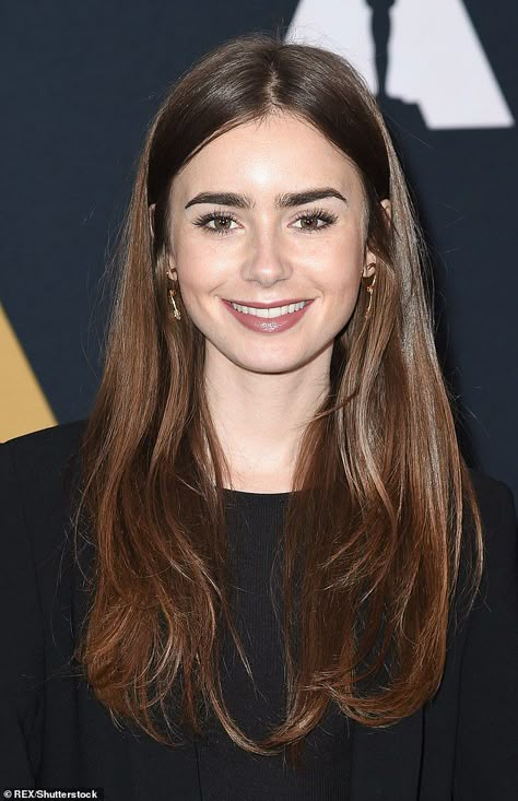 Lily Collins Straight Hair, Lily Collins Long Hair, Lily Collins Hair Color, Lily Collins Haircut, Awards Hairstyles, Woman With Brown Hair, ليلي كولينز, Lily Collins Hair, Lily Collins Style