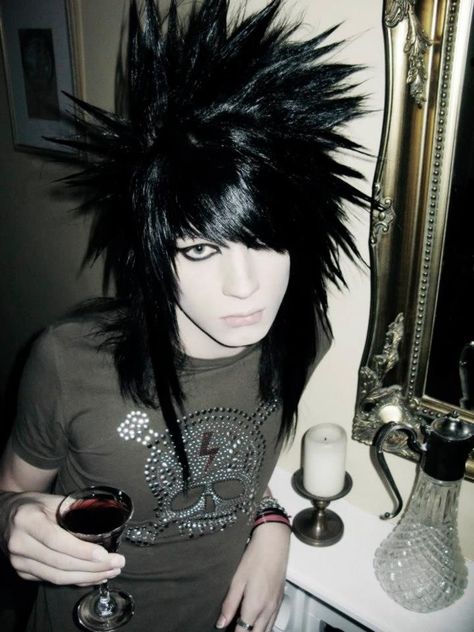 Scene king Sam iiansing my opion the spike seems to much Emo Boy Haircut, Emo Pics, Short Emo Hair, Alt Boys, Emo Scene Boys, Emo Hairstyles For Guys, Goth Styles, Emo Boy Hair, Emo Haircuts