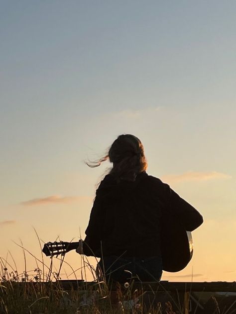 Aesthetic Guitar Poses, Senior Pictures With Guitar, Music Branding, Guitar Photos, Guitar Photography, Piano Guitar, Aesthetic Videos For Edits Love, Music Aesthetic, The Grass