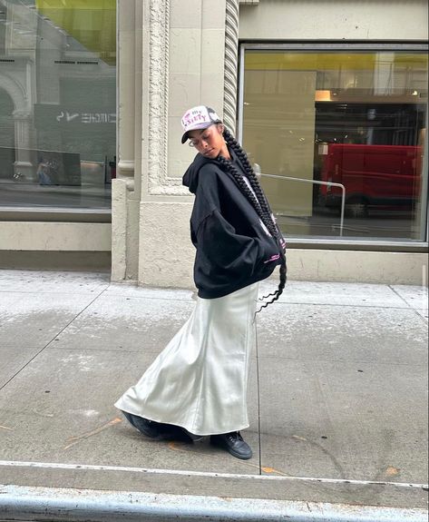 Sweatshirt Maxi Skirt, Faith Harper, Skirt And Sweatshirt Outfit, Skirt And Sweatshirt, Outfit Inspo Comfy, City Streetwear, New York Streetwear, Highly Favored, Cool Streetwear