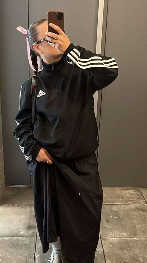 Adidas Jersey Outfit, Adidas Outfit Aesthetic, Blokette Aesthetic, Blokette Core, Adidas Pants Outfit, Adidas Aesthetic, Samba Adidas, Sporty Streetwear, Adidas Jersey