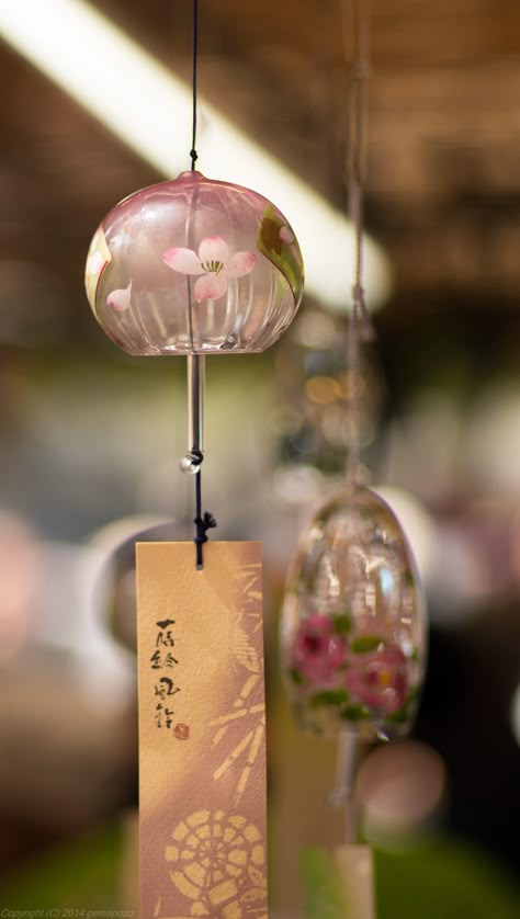 Beautiful Wind Chimes, Wind Chime Japanese, Japan Wind Chimes, Furin Wind Chimes, Japanese Culture Traditional, Japanese Seasons, Japan Decoration, Japanese Places, Japanese Decoration