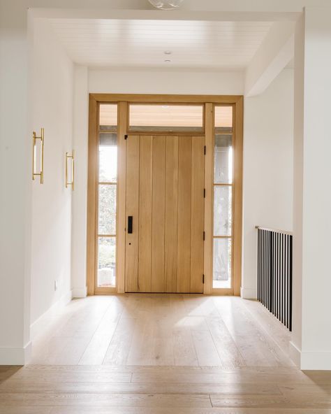 A natural white oak plank entry door framed by sidelites and a transom border ✨ Welcoming abundant natural light into the space while blending organic texture with modern elegance. #thedendesign_creek Design by @thedendesigngroup Build @urbanpachomes Photos @jessicafixphotography #thedendesign #siliconvalleyinteriordesigner #losaltoshillshome #entrydoor #customentrydoor #customhome #luxurydesigners White Oak Front Doors, Custom Front Entry Doors, Oak Front Doors, Front Entry Door, Custom Entry Doors, Oak Front Door, Oak Planks, Front Entry Doors, Front Entry