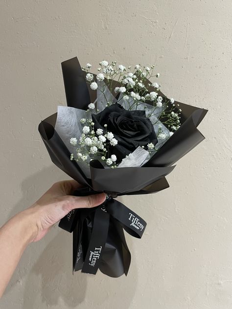 Black Flowers Bouquet Gift, Bouquet Making Ideas With Paper, Flowers Wrapped In Black Paper, Masculine Bouquet, Man Flower Bouquet, Masculine Flowers, Black Flower Bouquet, Black Flowers Bouquet, Black Rose Bouquet