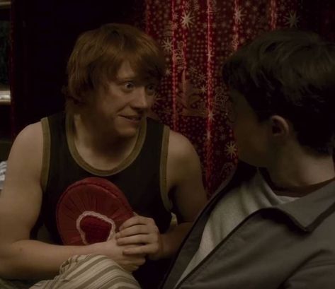 MuggleNet on Instagram: “#PotterHistory Ron ingests Romilda Vane's love potion, March 1, 1997 ⚗️ ❤️ ⠀ -⠀ -⠀ -⠀ #RonWeasley #RomildaVane #LovePotion” Romilda Vane, Dating Ron Weasley, Ron Weasley Second Year, Ron Weasley Half Blood Prince, Ron Weasley Deathly Hallows Part 2, Harry Potter Ron Weasley And Hermione, Ginny Weasley, Harry Potter Crafts, March 1st