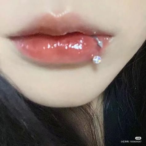 Cute Lip Piercing Jewelry, Pirsing Lips, Pirsing Lip, Labret Lateral, Side Labret Piercing, Side Labret, Lip Piercing Ring, Two Block Haircut, Snake Bite Piercing