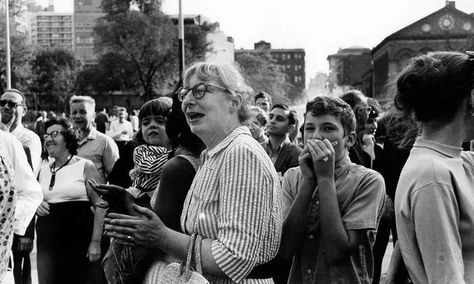 Author and activist Jane Jacobs at a community meeting in Greenwich Village’s Washington Square Park in 1963. Jane Jacobs, Battle City, Washington Square Park, Washington Square, Greenwich Village, Iron Age, Cool Poses, American Cities, Urban Life