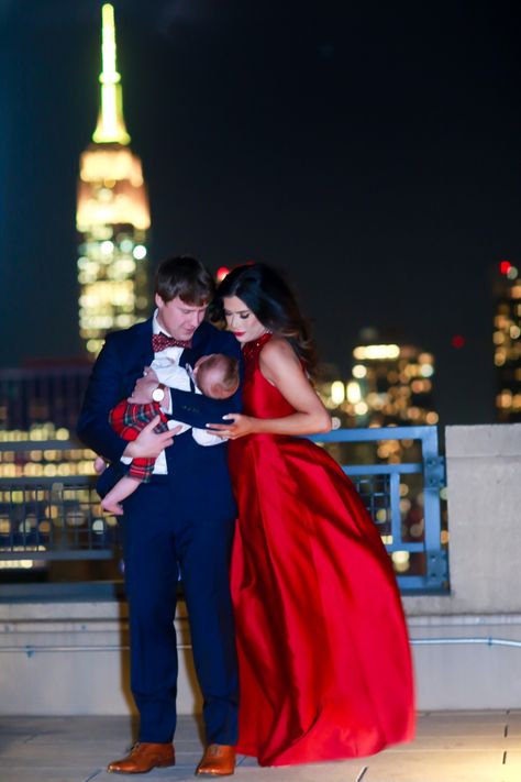 Nyc Christmas Family Photo, Christmas Card Photos, Winter Pics, Emily Gemma, Christmas Family Photoshoot, Family Holiday Cards, Baby Christmas Photos, Photoshoot Style, Nyc Christmas