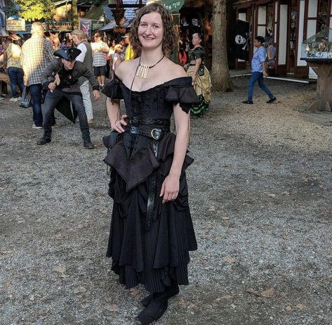 Goth Ren Faire Costume, Dark Ren Faire Costume, Witchy Ren Faire Costume, Ren Faire Witch Outfits, Ren Faire Inspiration, Black Ren Faire Outfit, Goth Ren Faire Outfit, Ten Faire Outfit, Ten Faire